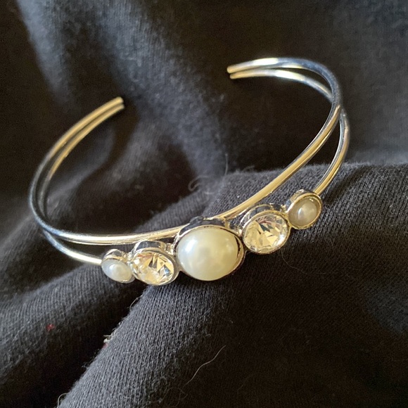 Dainty cuff bracelet - Picture 2 of 2